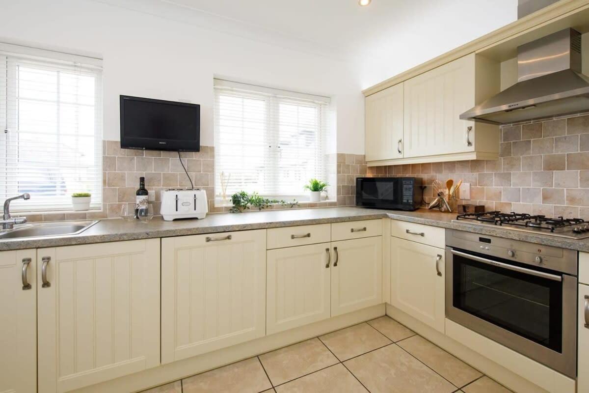 Modern & Stylish Seaside Family Home Chichester Esterno foto